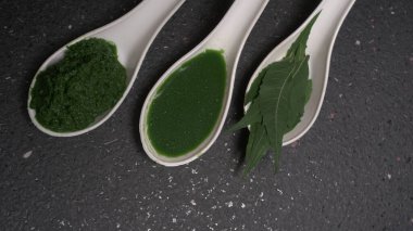 İlaç Ayurvedic Azadirachta indica ya da Neem yaprakları neem macunu, meyve suyu ve dal ile kaplanır