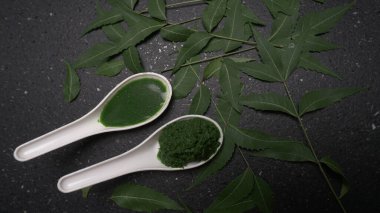 İlaç Ayurvedic Azadirachta indica ya da Neem yaprakları neem macunu, meyve suyu ve dal ile kaplanır