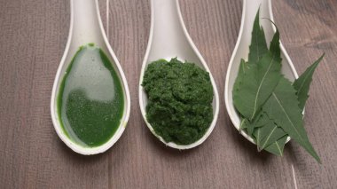 İlaç Ayurvedic Azadirachta indica ya da Neem yaprakları neem macunu, meyve suyu ve dal ile kaplanır