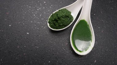 İlaç Ayurvedic Azadirachta indica ya da gri yüzeyde neem macunu ve meyve suyu