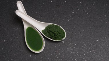 İlaç Ayurvedic Azadirachta indica ya da gri yüzeyde neem macunu ve meyve suyu