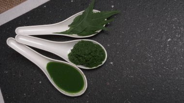 İlaç Ayurvedic Azadirachta indica ya da Neem yaprakları neem macunu, meyve suyu ve dal ile kaplanır