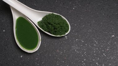 İlaç Ayurvedic Azadirachta indica ya da gri yüzeyde neem macunu ve meyve suyu