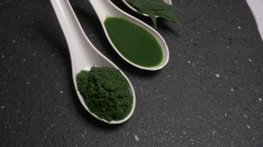 İlaç Ayurvedic Azadirachta indica ya da Neem yaprakları neem macunu, meyve suyu ve dal ile kaplanır