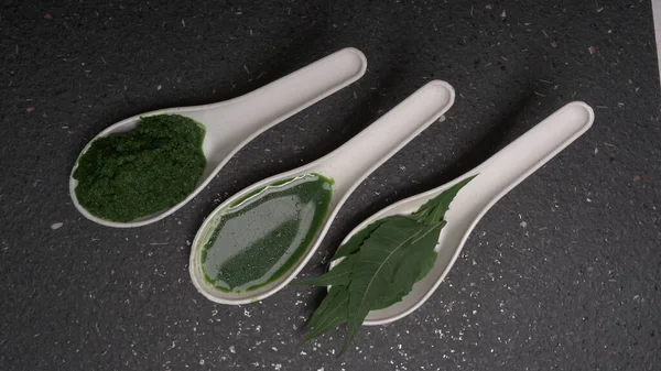 İlaç Ayurvedic Azadirachta indica ya da Neem yaprakları neem macunu, meyve suyu ve dal ile kaplanır