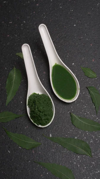 İlaç Ayurvedic Azadirachta indica ya da Neem yaprakları neem macunu, meyve suyu ve dal ile kaplanır