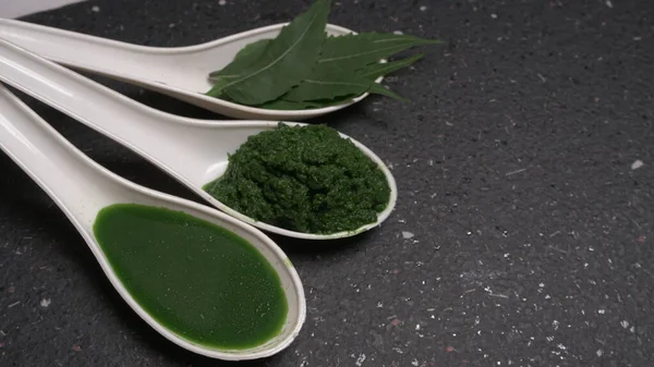 İlaç Ayurvedic Azadirachta indica ya da Neem yaprakları neem macunu, meyve suyu ve dal ile kaplanır