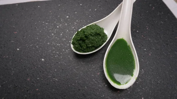 İlaç Ayurvedic Azadirachta indica ya da gri yüzeyde neem macunu ve meyve suyu