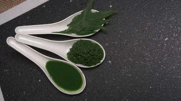 İlaç Ayurvedic Azadirachta indica ya da Neem yaprakları neem macunu, meyve suyu ve dal ile kaplanır