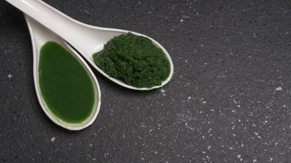 İlaç Ayurvedic Azadirachta indica ya da gri yüzeyde neem macunu ve meyve suyu