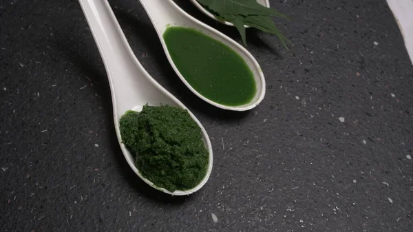 İlaç Ayurvedic Azadirachta indica ya da Neem yaprakları neem macunu, meyve suyu ve dal ile kaplanır