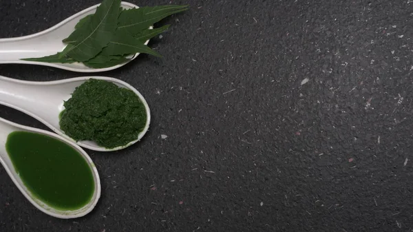 İlaç Ayurvedic Azadirachta indica ya da Neem yaprakları neem macunu, meyve suyu ve dal ile kaplanır