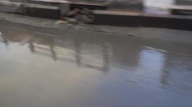 Yağmurdan sonra ıslak ve kirli yola bak, araba perspektifi  