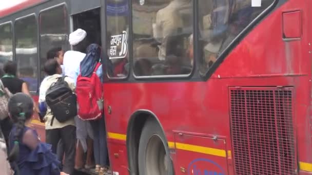 Folk Försöker Komma Hela Bussen Indien — Stockvideo