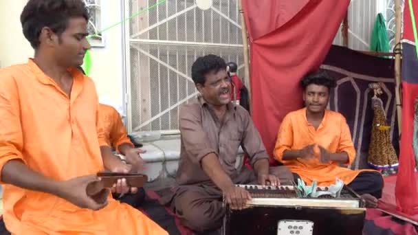 Вуличні Музиканти Виступають Вулиці Індії — стокове відео