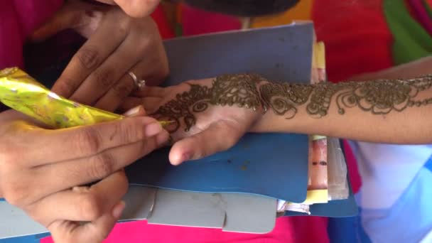 Kvinna Ritning Kvinnlig Hand Med Hjälp Mehndi — Stockvideo