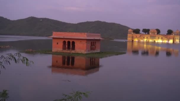Знаменитый Индийский Туристический Памятник Jal Mahal Водный Дворец Освещенный Ночью — стоковое видео