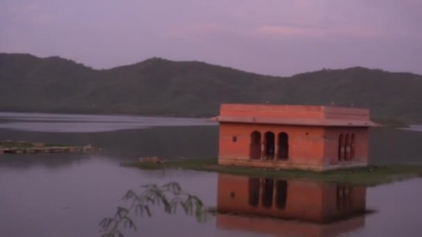 有名なインドの観光名所ジャル マハル 水の宮殿 ジャイプールで夜に点灯 — ストック動画