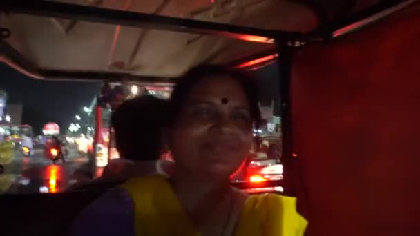 Indische Frau Lächelt Die Kamera Während Sie Auf Der Rikscha — Stockvideo