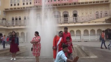 JAIPUR, INDIA 12 AĞUSTOS 2019: Hawa Mahal 'in avlusundaki ziyaretçiler, Rajasthan' ın pembe kenti Jaipur 'daki çeşme görüntüleri