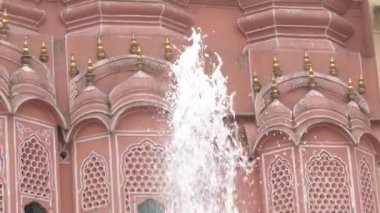 JAIPUR, INDIA 12 AĞUSTOS 2019: Hawa Mahal 'in avlusundaki ziyaretçiler, Rajasthan' ın pembe kenti Jaipur 'daki çeşme görüntüleri