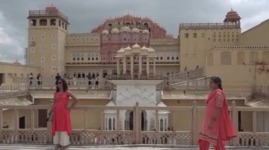 Hindistan 'ın en önemli turistik merkezlerinden birine gelen ziyaretçiler