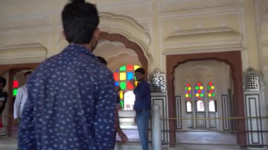 Hindistan 'ın en önemli turistik merkezlerinden birine gelen ziyaretçiler