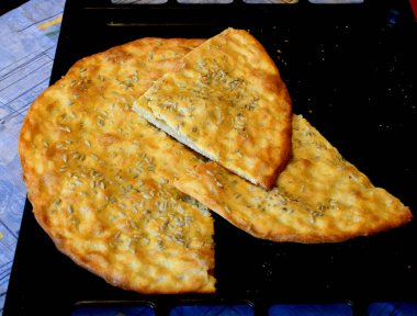 Pişirme tepsisinde susamlı ekmek keki.