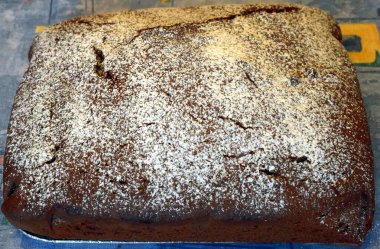 Kare tabaktan yapılmış ev yapımı Murzynek keki