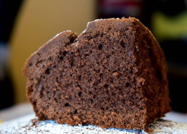 Kare tabaktan yapılmış ev yapımı Murzynek keki