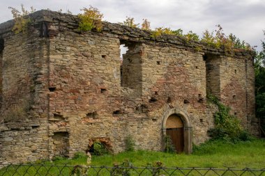 Vahşi bitki örtüsüyle kaplanmış kırmızı tuğladan yapılmış eski bir kilise. Dua için kullanılan eski tarihi bina..