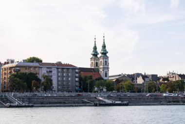 İki kulenin arka planına karşı eski binalar. Nehirden şehir manzarası.
