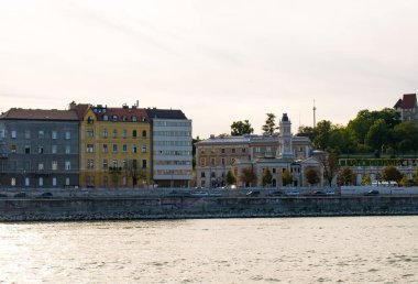 Gemi gezisi sırasında nehirden görünen eski binalar..