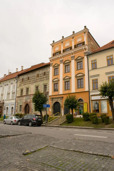 Edifício Branco Bonito Com Cornijas Decorativas Belas Construções Coloridas Com — Fotografia de Stock