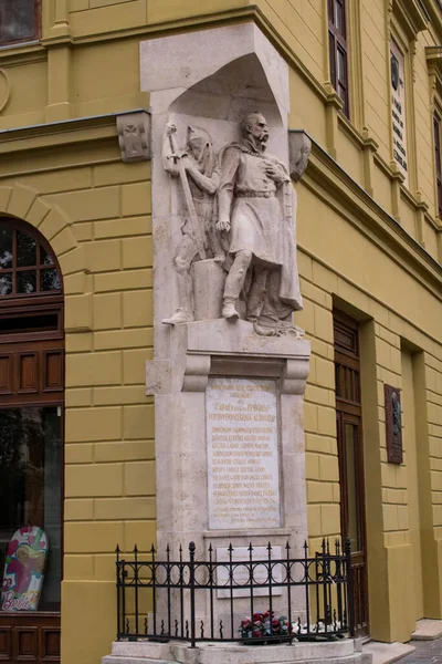 Krásné Barevné Budovy Ozdobnými Fasádami Pohled Staré Město Informační Značky — Stock fotografie