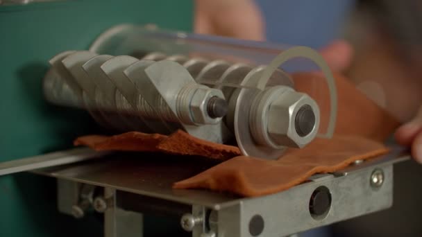 Prozess der Verwendung von Werkstattschneidemaschine, Schneiden von Lederstreifen — Stockvideo