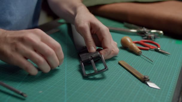 Trabajador calificado preparando cinturón de cuero para podar a mano en el taller — Vídeos de Stock