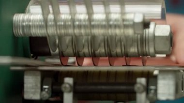 Orijinal deri yapımı sırasında kesici makina bıçaklarının yakın plan görüntüleri.