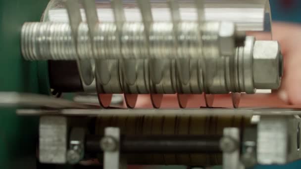 Nahaufnahme von Cutter-Maschinenmessern bei der Herstellung von echtem Leder — Stockvideo