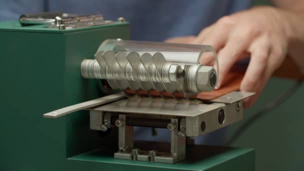 Dělník pomocí dílny řezačka stroj, dělat kožené detaily uvnitř — Stock video