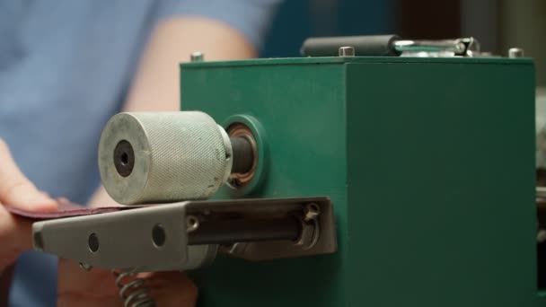 Närbild av maskinenhet under induration process av läder detalj — Stockvideo