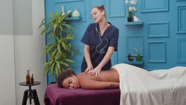 Veselá masérka pracující s potěšením během terapie v interiéru — Stock video