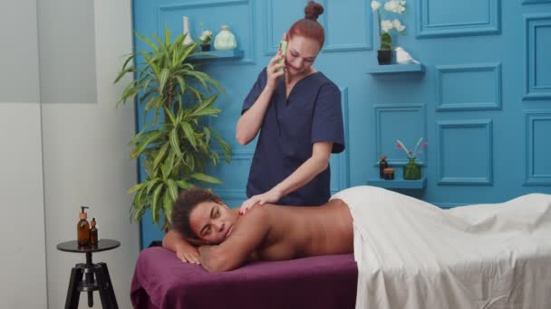 Mujer resentida por el mal servicio al cliente mientras tiene masaje en el interior — Vídeos de Stock