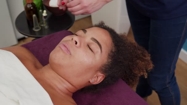 Kvinnlig Terapeut Tar Sugkoppar Vakuum Från Bordet Inomhus Placera Massageverktyg — Stockvideo