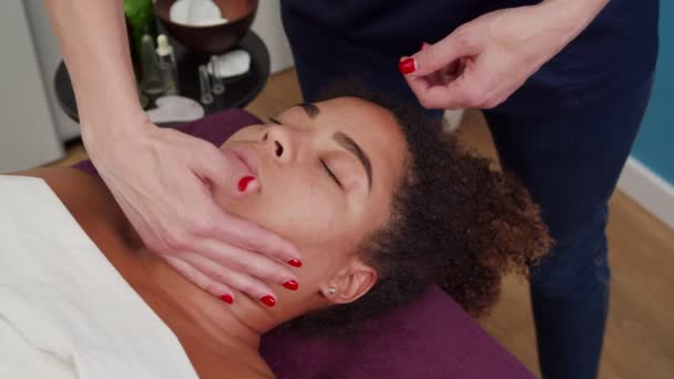 Cosmetologist Experiente Colocando Loção Rosto Mulher Tomando Gua Sha Pedra — Vídeo de Stock