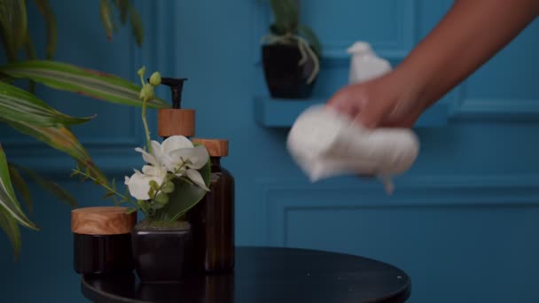 Крупный план женщины руки положить маленькие белые полотенца на стол в помещении — стоковое видео
