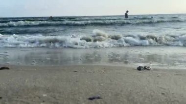 Doğrudan kameraya ve kumsala akan deniz dalgalarının yakın çekimi.