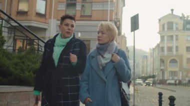 Yaşlı bir kadın dükkânın önündeymiş. Dükkanı kontrol etmeyi öneriyor.