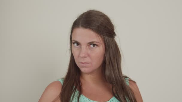 Şaşırmış kadının portresi şaşkın, beyaz arka plan — Stok video