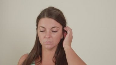 Kamera beyaz arka plan karşı ciddi görünümlü kadın portresi